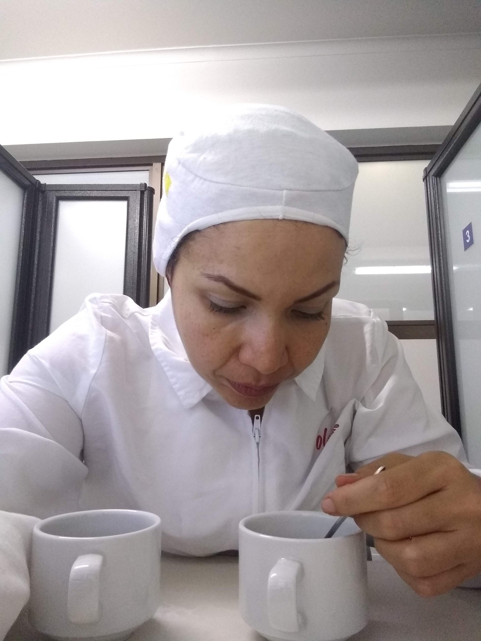 Mónica en laboratoire d'analyse sensorielle et contrôle qualité